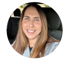 Photo of Holly DeChant.